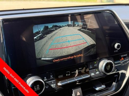 Used 2023 Toyota Highlander XLE AWD/4WD image 27