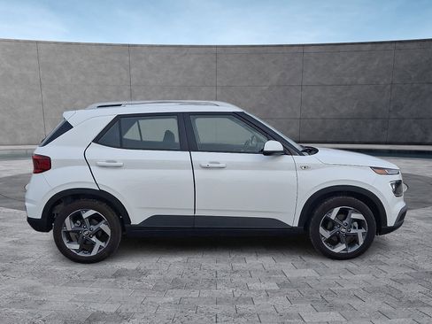 Certified 2025 Hyundai Venue SEL image 12