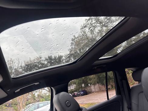 Used 2023 Mercedes-Benz GLB 250 4MATIC w/ Premium Package image 15