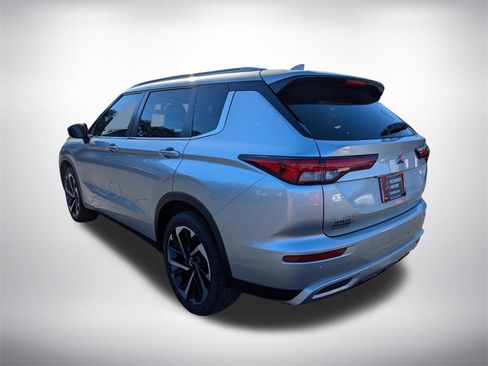 Used 2023 Mitsubishi Outlander SE image 6