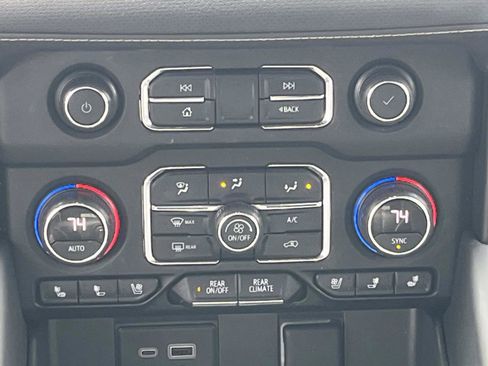 Used 2023 Chevrolet Suburban Premier image 15