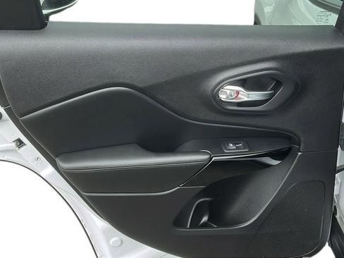 Used 2021 Jeep Cherokee Latitude Plus image 28