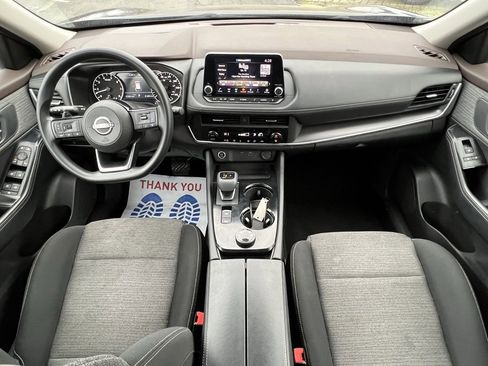 Used 2023 Nissan Rogue SV image 2