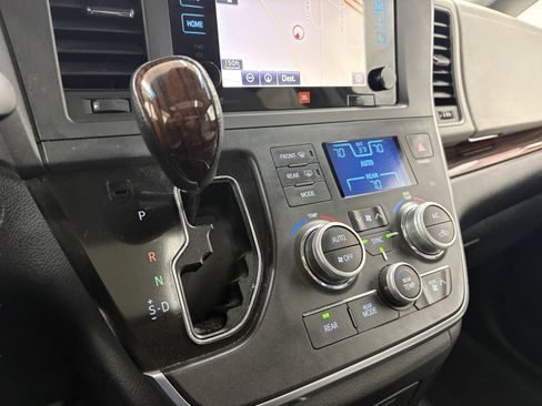 Used 2015 Toyota Sienna Limited image 24