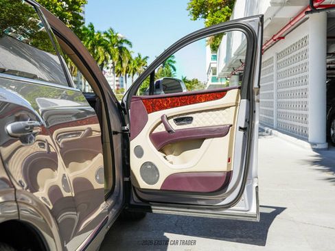 Used 2017 Bentley Bentayga image 43