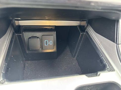 Used 2023 Ford Explorer XLT AWD/4WD image 13