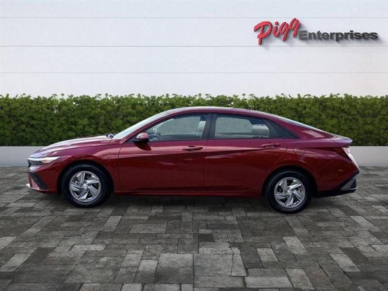 Used 2026 Hyundai Elantra SE FWD image 3