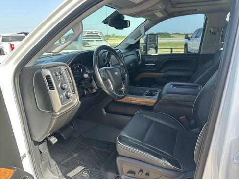 Used 2019 Chevrolet Silverado 2500 High Country w/ Duramax Plus Package AWD/4WD image 4