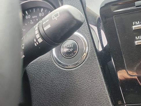 Used 2017 Nissan Rogue SV image 24