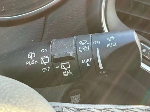 Used 2021 Jeep Cherokee Latitude Lux w/ Comfort/Convenience Group image 19