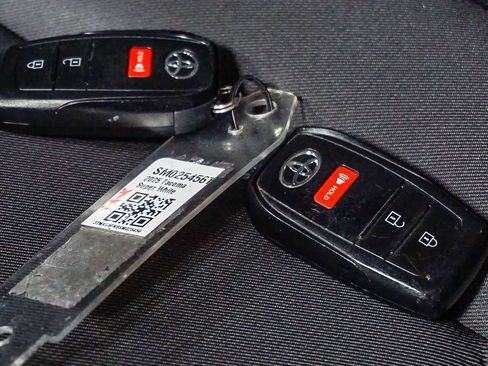 Certified 2025 Toyota Tacoma SR5 image 31