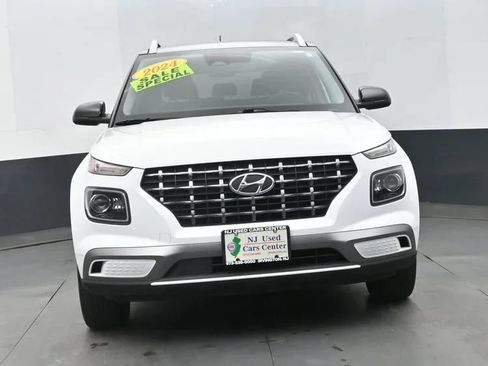 Used 2024 Hyundai Venue Limited FWD image 3