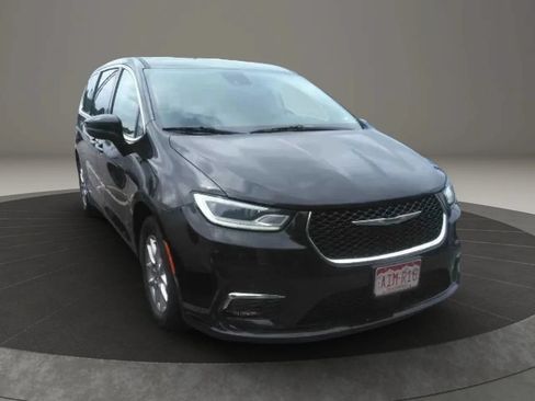 Used 2023 Chrysler Pacifica Touring-L FWD image 1