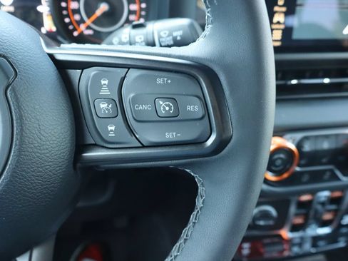 Used 2025 Jeep Wrangler Unlimited Rubicon AWD/4WD image 9