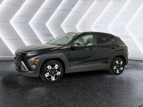 Used 2024 Hyundai Kona SEL FWD image 3