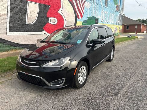 Used 2019 Chrysler Pacifica Touring-L FWD image 2