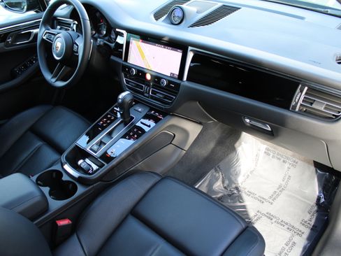 Certified 2025 Porsche Macan image 31