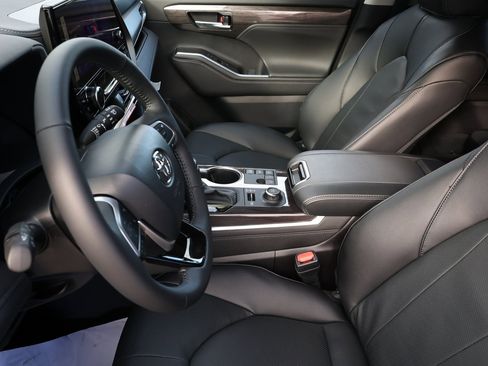 New 2026 Toyota Highlander Limited image 16