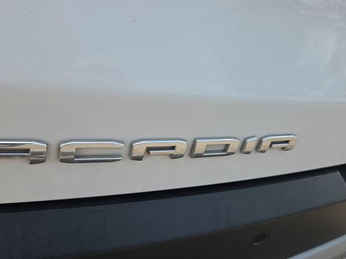 Used 2023 GMC Acadia SLT FWD image 16