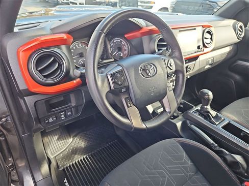 Used 2018 Toyota Tacoma TRD Sport w/ Technology Package image 13