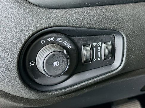 Used 2022 Jeep Renegade Latitude w/ Convenience Group AWD/4WD image 16