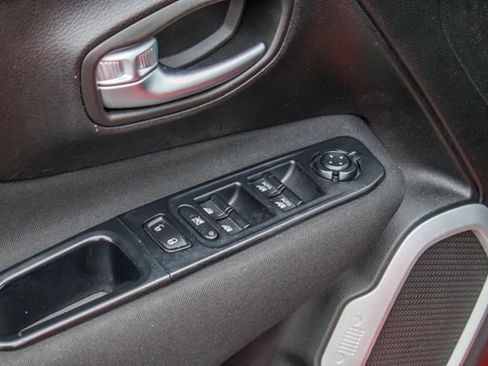 Used 2018 Jeep Renegade Latitude w/ Cold Weather Group FWD image 16