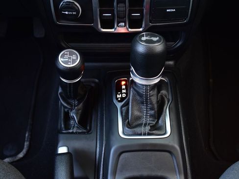 Used 2025 Jeep Wrangler Unlimited Sahara AWD/4WD image 38