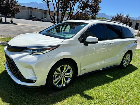 Used 2021 Toyota Sienna Platinum FWD image 10