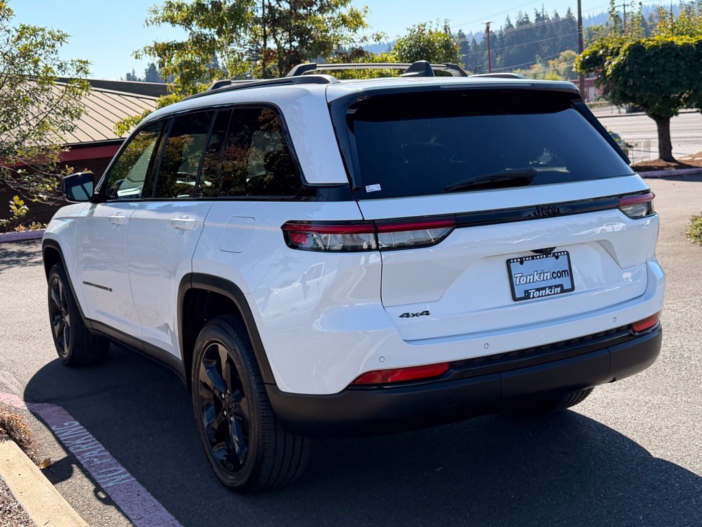 Used 2023 Jeep Grand Cherokee Altitude AWD/4WD image 5