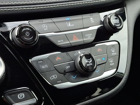 Used 2022 Chrysler Pacifica Touring-L w/ S Appearance Package FWD image 17