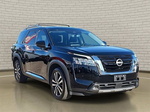 Used 2023 Nissan Pathfinder Platinum image 3