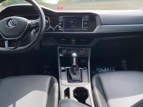Used 2019 Volkswagen Jetta SE w/ Cold Weather Package image 16