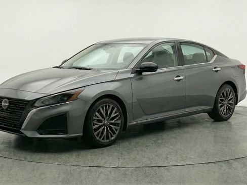 Used 2025 Nissan Altima 2.5 SV image 3