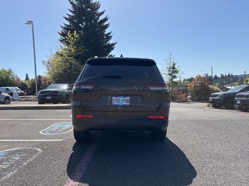 Used 2025 Jeep Grand Cherokee L Altitude AWD/4WD image 4