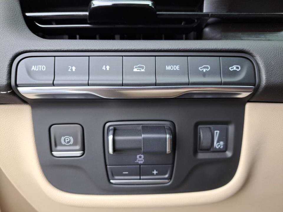 Certified 2022 Cadillac Escalade Premium Luxury w/ Performance Package AWD/4WD image 33