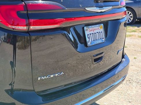 Used 2023 Chrysler Pacifica Touring-L FWD image 4