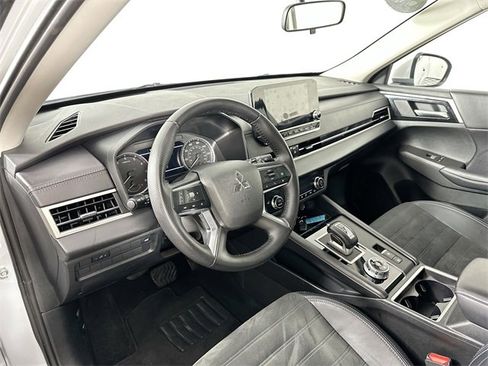 Used 2024 Mitsubishi Outlander SE image 3