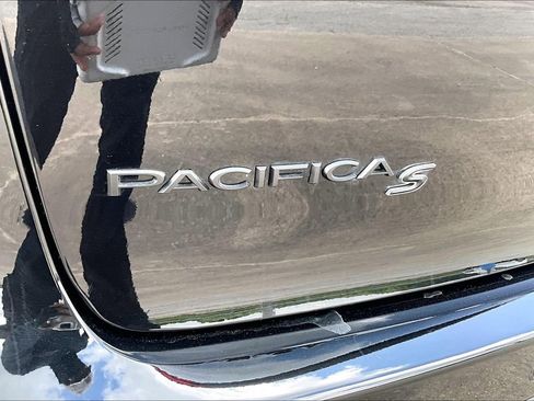 New 2025 Chrysler Pacifica Premium FWD image 15