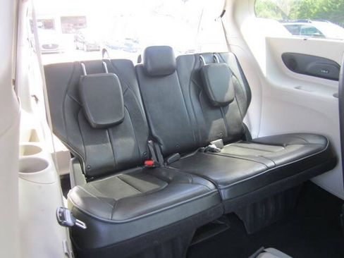 Used 2020 Chrysler Pacifica Limited FWD image 12