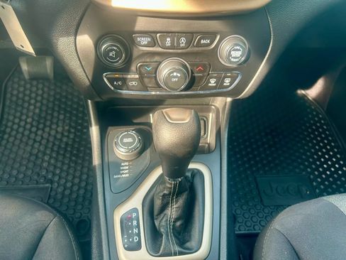 Used 2018 Jeep Cherokee Latitude w/ Cold Weather Group AWD/4WD image 12