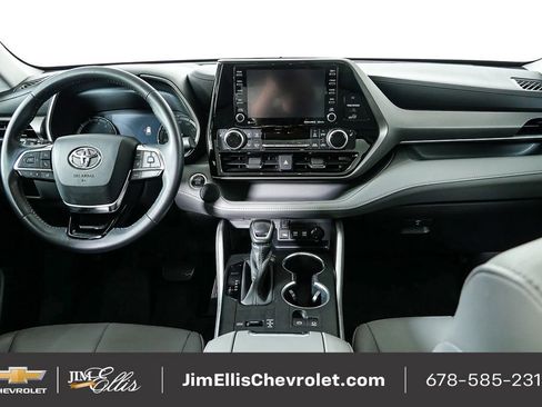 Used 2020 Toyota Highlander XLE image 19