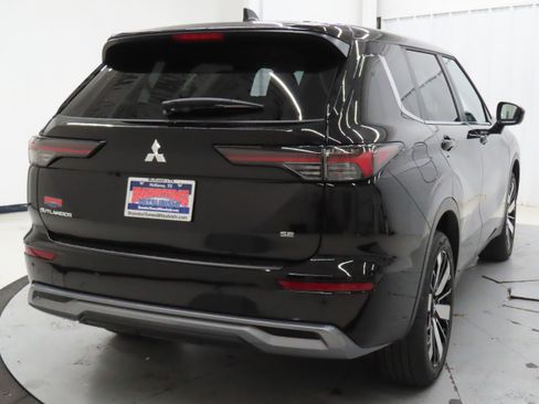 New 2026 Mitsubishi Outlander SE FWD image 3