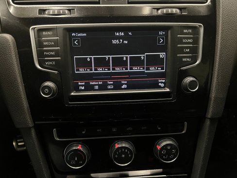 Used 2017 Volkswagen Golf S image 19