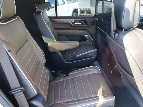 Used 2025 GMC Yukon Denali Ultimate AWD/4WD image 37