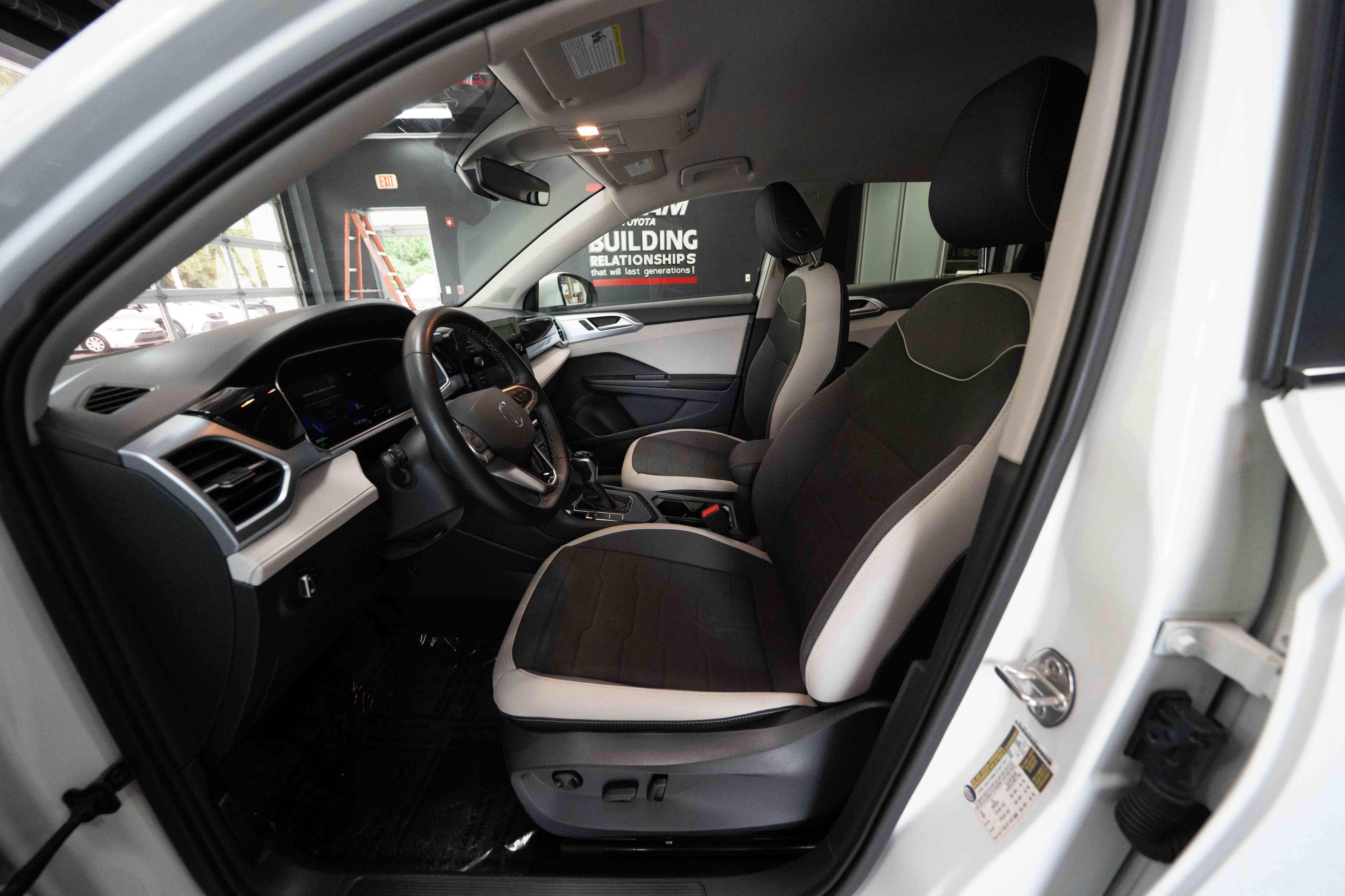 Used 2025 Volkswagen Taos SE FWD image 9