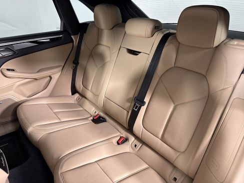 Certified 2022 Porsche Macan AWD/4WD image 21