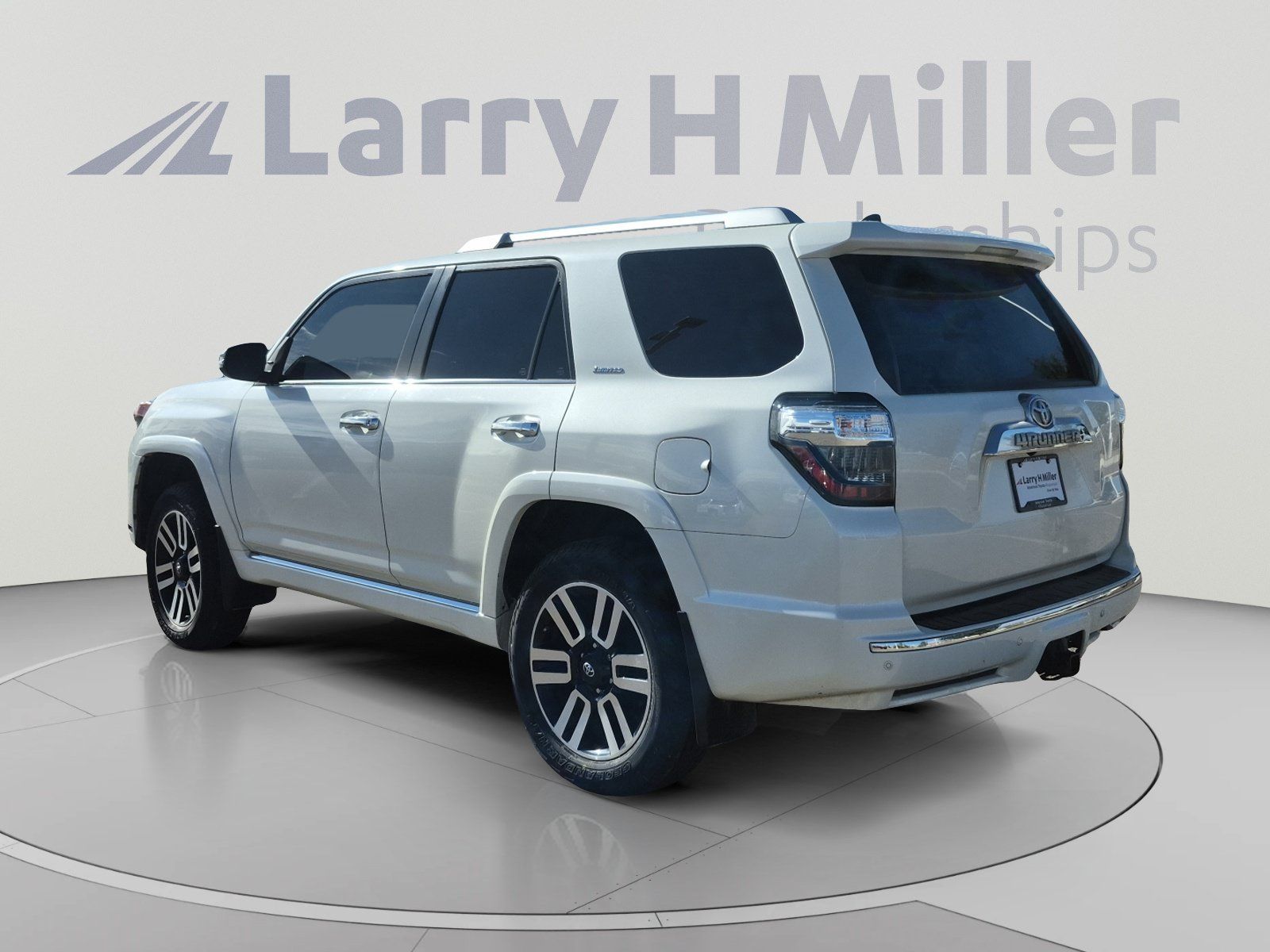 Used 2019 Toyota 4Runner SR5 AWD/4WD image 3