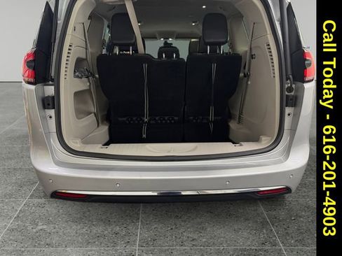 Used 2024 Chrysler Pacifica Touring-L image 13