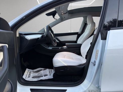 Used 2022 Tesla Model Y Long Range image 9