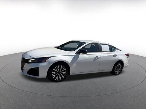 Used 2025 Nissan Altima 2.5 SV FWD image 8